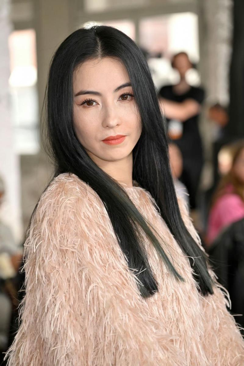哇张柏芝原来近距离是这样子的，她用了什么护肤品，皮肤这么好？