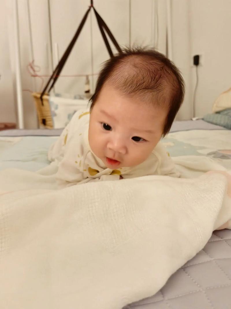 宝宝把腿抬起来靠墙上就不疼了，试试[产品名称]，[产品名称]让宝宝远离疼痛